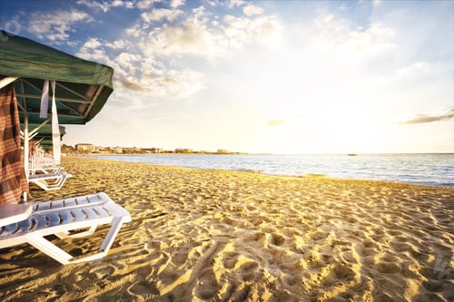 Visualização: Praia de areia com espreguiçadeiras