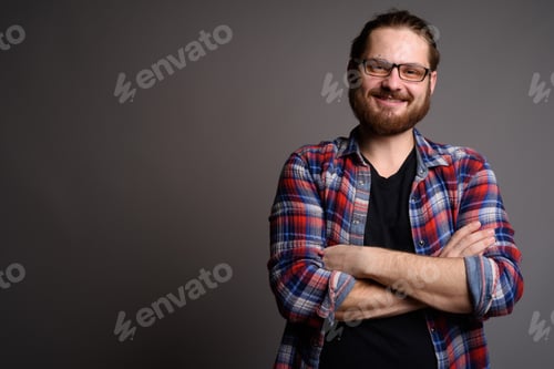 Preview: Happy Bearded Man in Glasses with Arms Crossed - Friendly Lifestyle Portrait