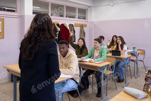 Visualização: Alunos do ensino médio levantando as mãos na sala de aula durante a aula