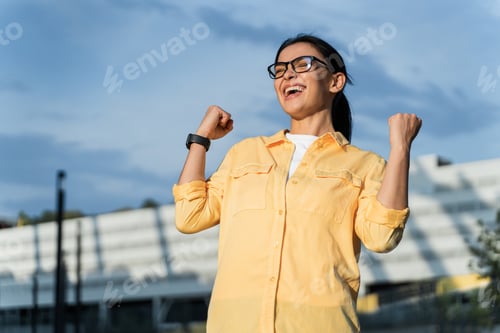 Vista previa: Yes. Extremely satisfied woman celebrating her victory. Positive emotions concept