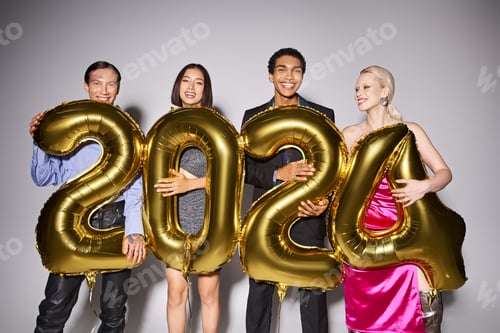 Visualização: grupo de amigos multiétnicos felizes segurando balões com números de 2024 durante a festa, conceito de Ano Novo