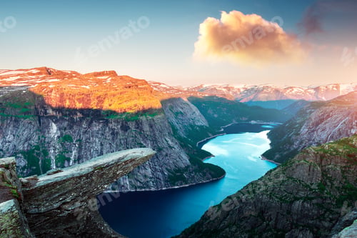 Preview: Breathtaking view of Trolltunga rock