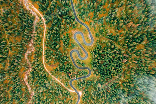 Preview: World renowned Snake Road with the vibrant and colorful landscape of the famous Giau Pass.