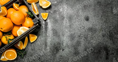 Preview: Fresh oranges in a box.