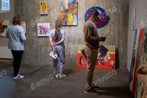 Preview: Group of people visiting the art gallery