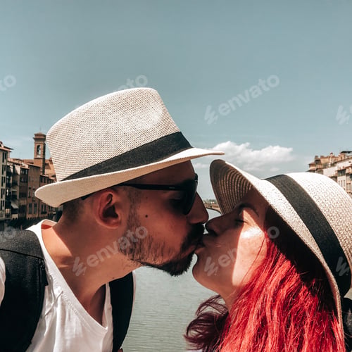 Preview: Kissing happy couple