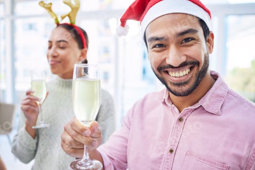 Visualização: Homem, champanhe e retrato no Natal, escritório e festa com bebida comemorativa com aplausos com
