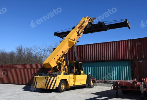Preview: Container handling vehicle