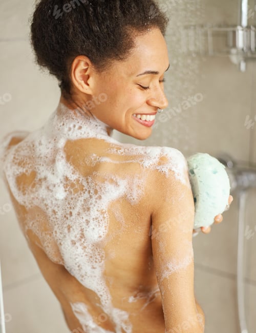 Preview: A young woman is happily bathing in a bathtub