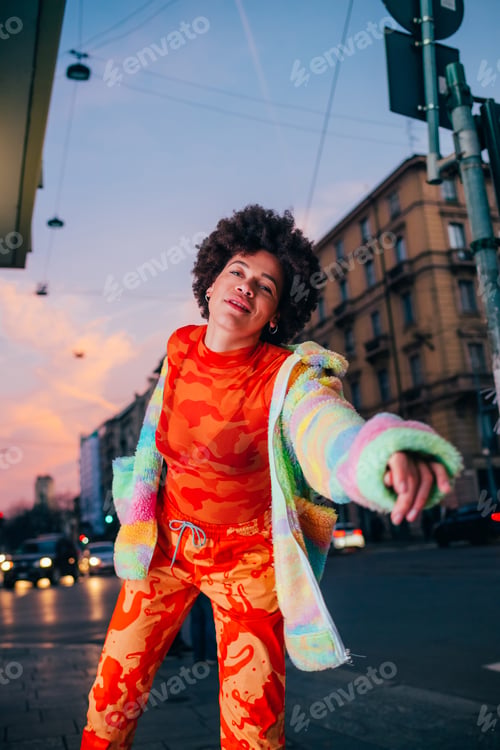 Vista previa: Young black woman outdoor looking over contemplative dancing in the city