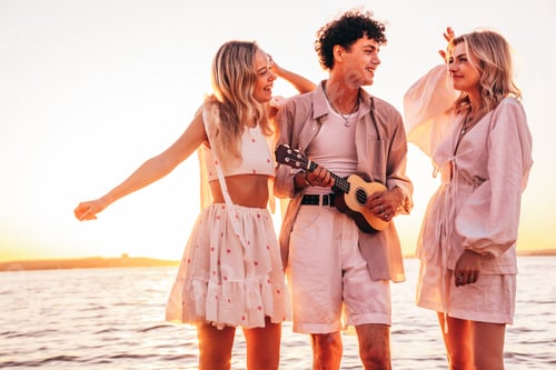 Preview: Man and two women at the beach