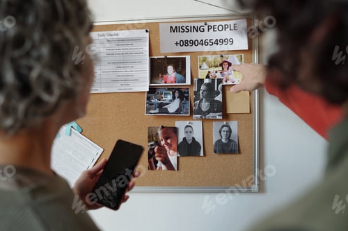 Preview: Pointing at photo of young missing woman