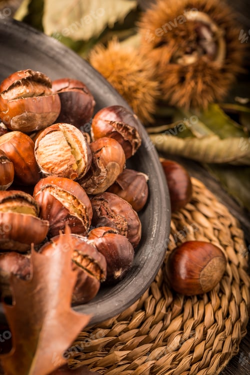 Preview: Roasted chestnuts and leaves