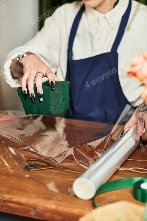 Preview: Creating floral arrangements in a cozy flower shop setting