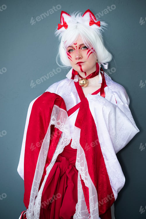 Preview: Cosplay girl in a cat priestess outfit at an event