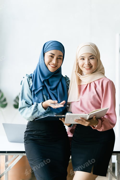 Preview: Portrait of muslim business woman wearing hijab, Business concept of signing the joint contract