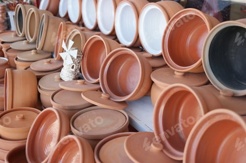 Preview: Many clay dishes on the shelf.
