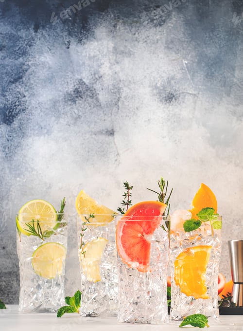 Preview: Refreshing Citrus Drinks with Ice Cubes and Herbs