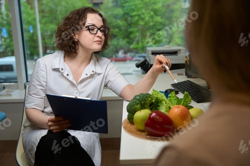 Preview: Specialist nutritionist advises a client in a fitness clinic