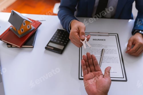 Preview: The real estate agent's home is handing over the house keys to the customer after the insurance cont