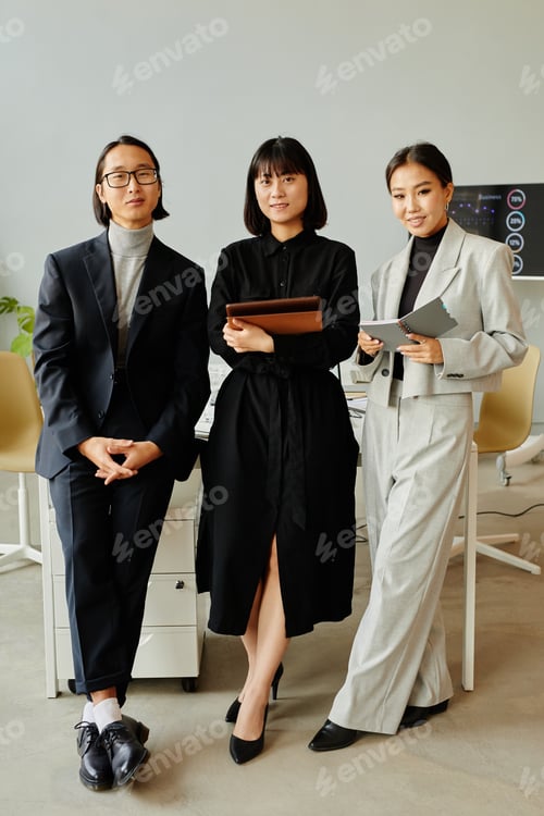 Preview: Portrait of Asian Business Team Full Length