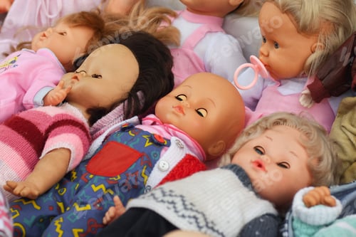 Preview: A lot of vintage dolls at the flea market