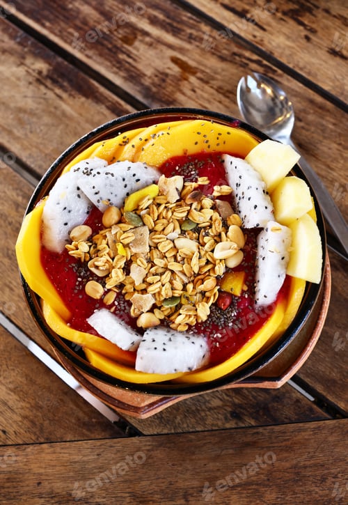 Preview: Smoothie bowl with fresh fruit and granola, healthy eating