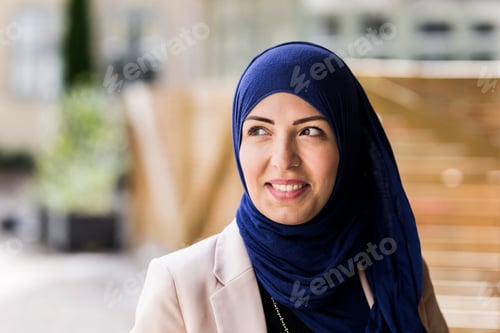 Preview: Portrait of mid adult woman