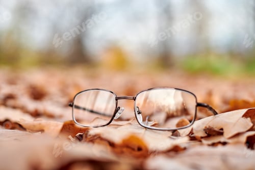Preview: Lost glasses as symbol of sudden vision loss.