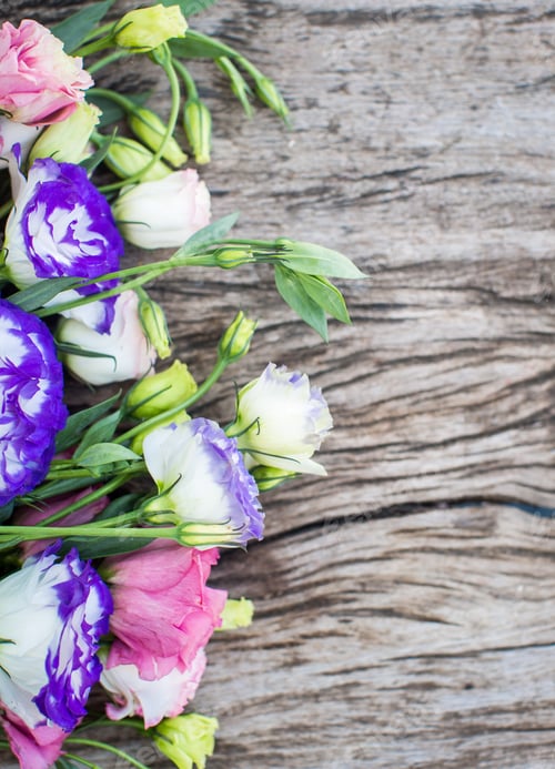 Preview: Lisianthus bouquet on a wooden table
