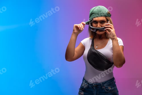Preview: Blond model wearing green cap and sunglasses