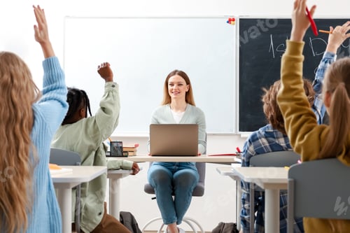 Visualização: Alunos levantando as mãos durante a aula no ensino fundamental. Conceito de educação, aprendizagem e pessoas
