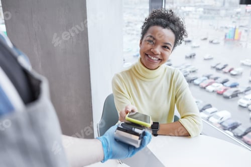 Preview: Smiling Woman Paying in Cafe
