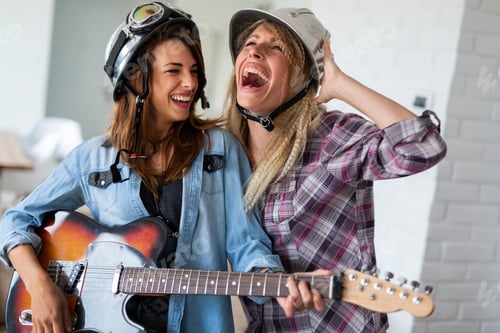 Visualização: Grupo de amigos felizes se divertindo e festejando