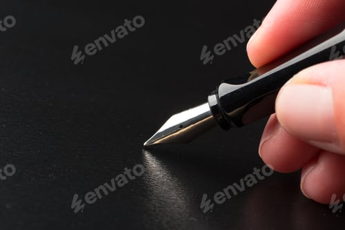 Preview: Hand holding the fountain pen