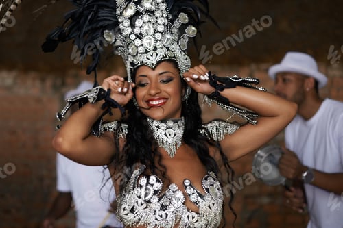 Preview: Glamourous dancing queen