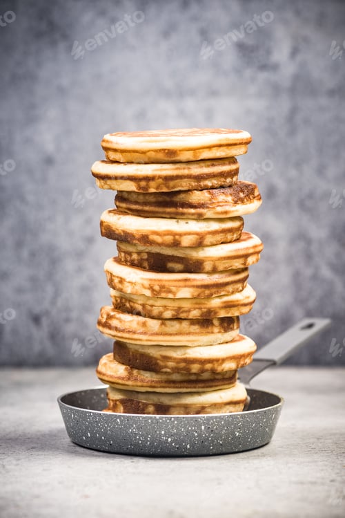 Preview: Tower made of pancakes on pan