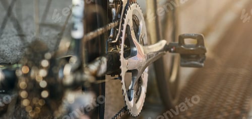 Vista previa: Website header of Detailed view of bicycle mechanisms. Sprocket, pedal and chain on a mountain bike