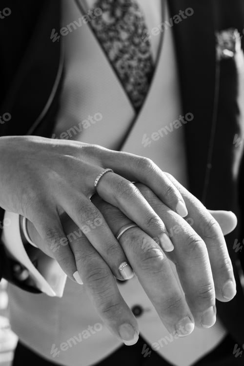 Preview: Detail of the rings of a newlywed couple