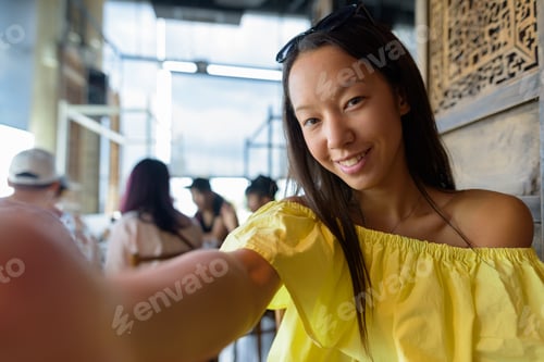 Preview: Young beautiful tourist woman exploring the city of Bangkok