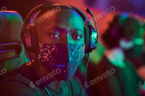 Preview: Portrait of esports gamer in abstract mask