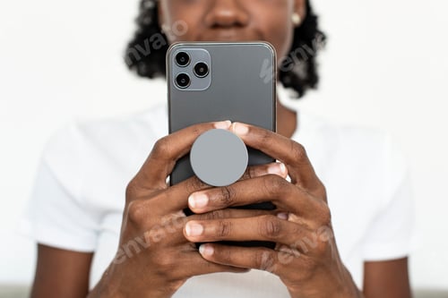 Preview: Round phone grip behind the mobile with African American woman texting on the phone
