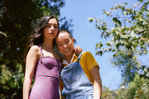 Preview: Two young female friends in park, portrait, Los Angeles, California, USA