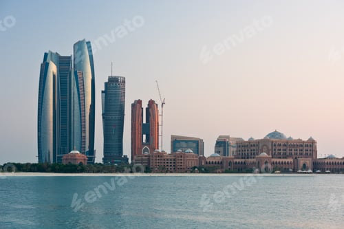 Vorschau: Die Skyline der Gebäude von Abu Dhabi vom Meer aus