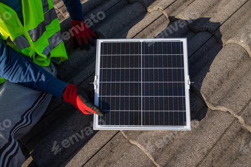 Visualização: Um técnico instala um painel solar fotovoltaico em um telhado, energia sustentável