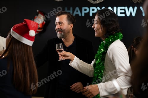 Visualização: Festa de Ano Novo, grupo de jovens batendo taças com champanhe em uma festa de Ano Novo.