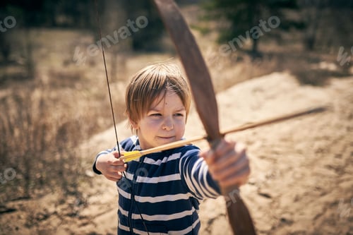 Visualização: Menino de 6 anos atira um arco ao ar livre