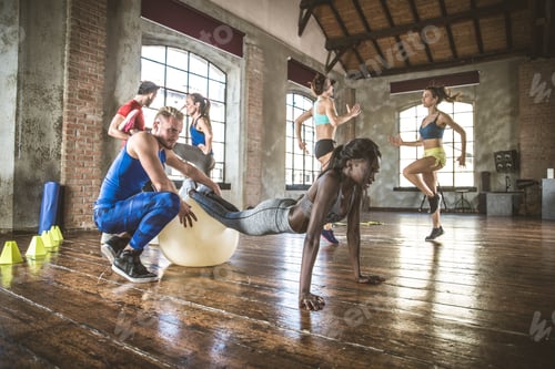 Visualização: Atletas treinando em uma academia