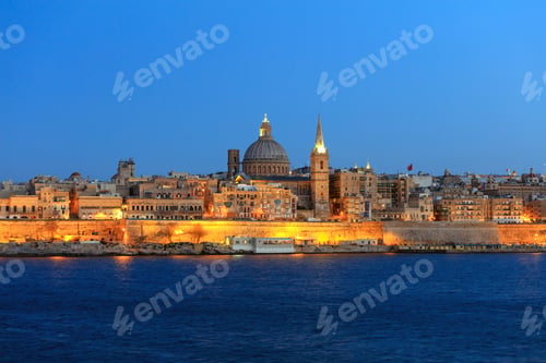 Preview: Valletta, Malta, Skyline in the evening with the dome of the Carmelite Church