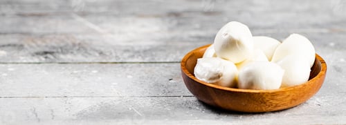 Preview: Mozzarella cheese on a plate.